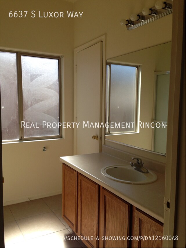 Building Photo - 6637 S Luxor Way
