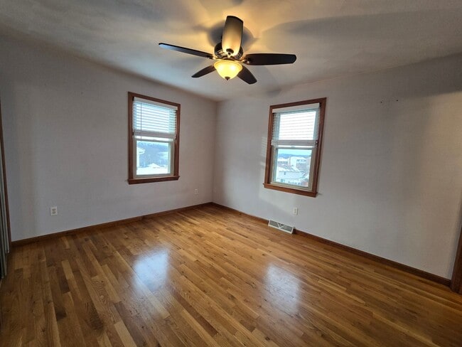 Building Photo - Beautiful Split Entry - 3 Bedroom 2.5 Bathroom in Rustic Ridge Estates