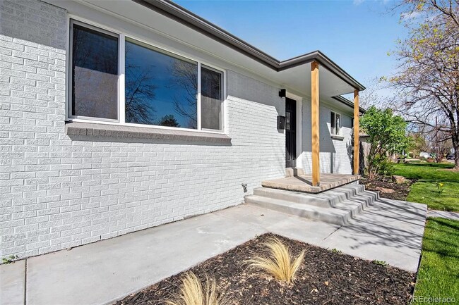 Building Photo - Gorgeous 5 Bedroom 2 1/2 Bathroom Littleto...