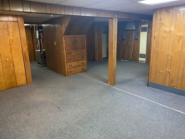 Building Photo - Spacious 5 - Bedroom Home for Lease in Akron