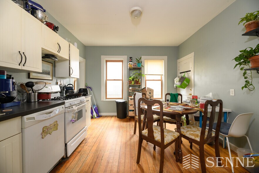 Building Photo - 134 Elm St