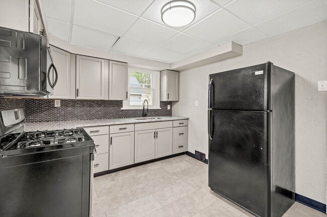 Building Photo - Stunning 3 bedroom home in South Park avai...