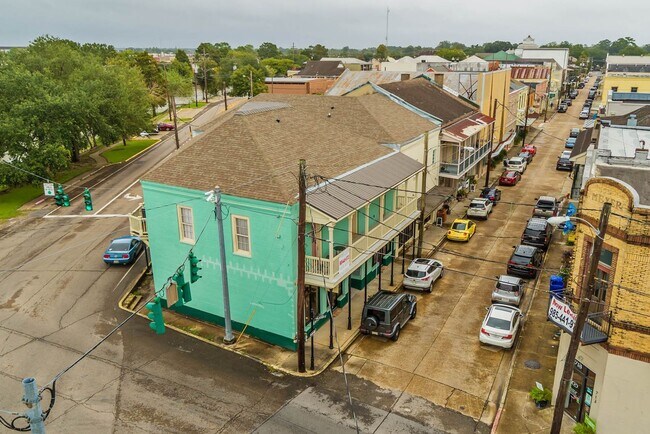 Building Photo - Downtown Charm: Spacious 1BR Apartment in ...