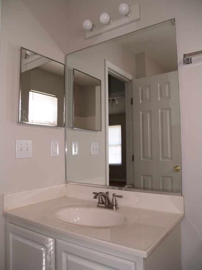 Building Photo - Charming 3b Home!