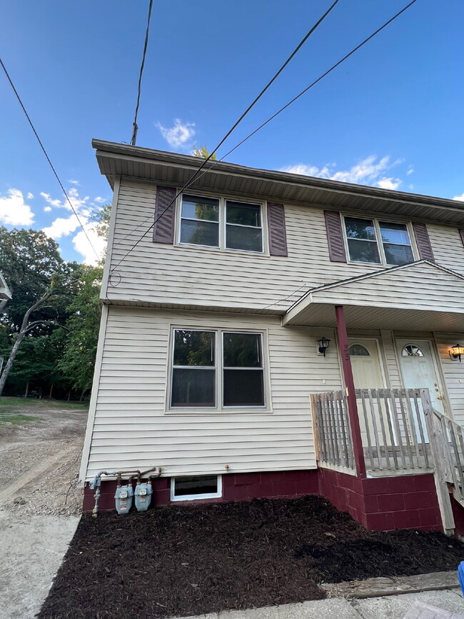 Building Photo - 3 Bedroom Duplex on South Side of Des Moines Available!