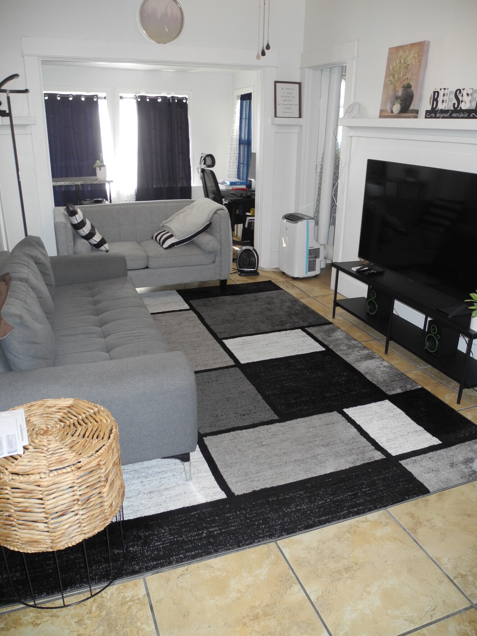 Living room - 1934 Henderson Ave