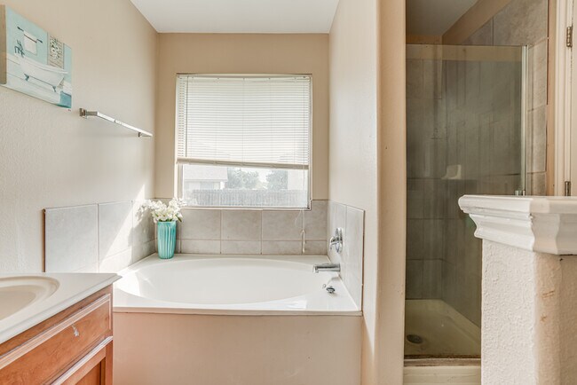 Building Photo - 549 Roadrunner Ave