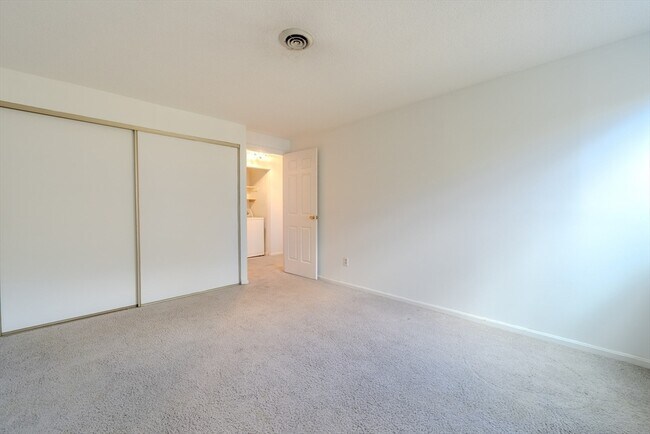 Building Photo - 255 North Rd