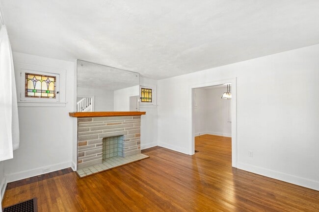 Building Photo - AVAILABLE SEPT 1ST!! GORGEOUS 3 BEDROOM IN...