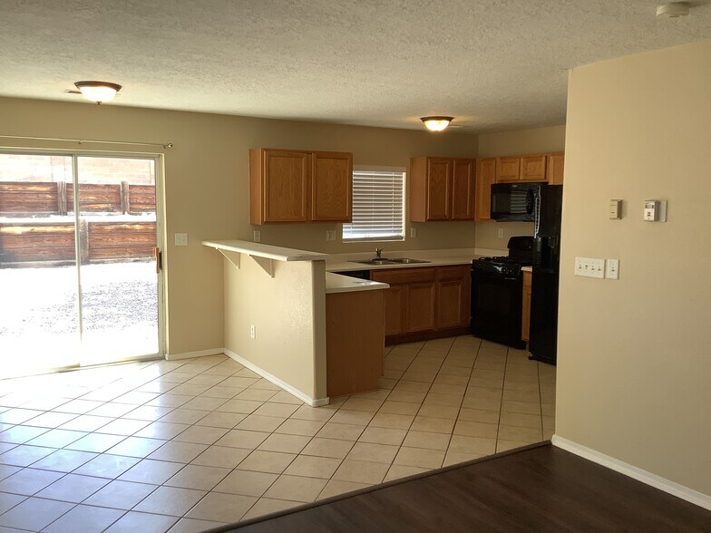 Building Photo - 6219 Vaughn Dr NE