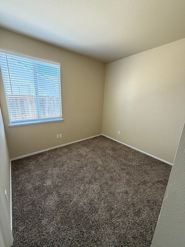 Building Photo - 5431 Lakespring Dr