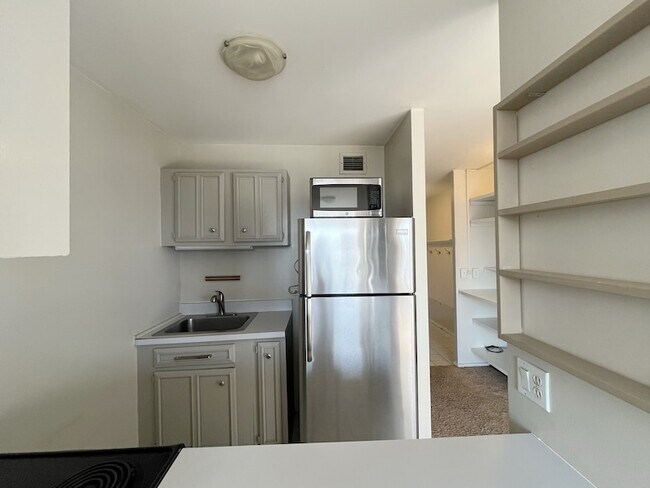 Building Photo - 4343 N Clarendon Ave