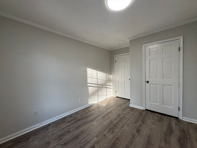 Building Photo - Charming, end-unit brick townhome! *ASK ABOUT OF ZERO DEPOSIT*