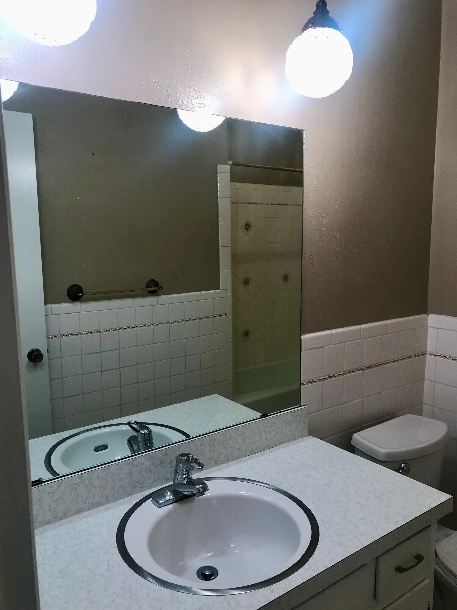 Building Photo - 613 NW Sandra Ln