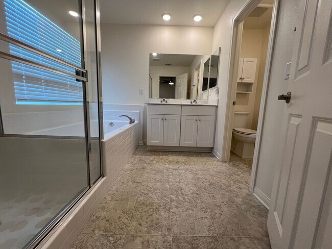 Building Photo - 3 Bedroom Plus Bonus Room Single Family Ho...