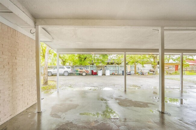 Building Photo - 16900 Wellborne Rd