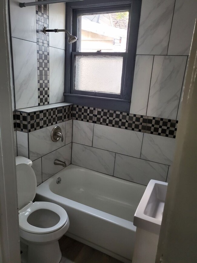 Primary Photo - 3 bed 2 bath house