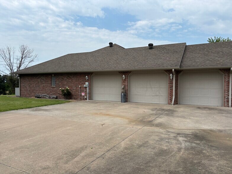 Building Photo - 5225 E Dee Woods Rd