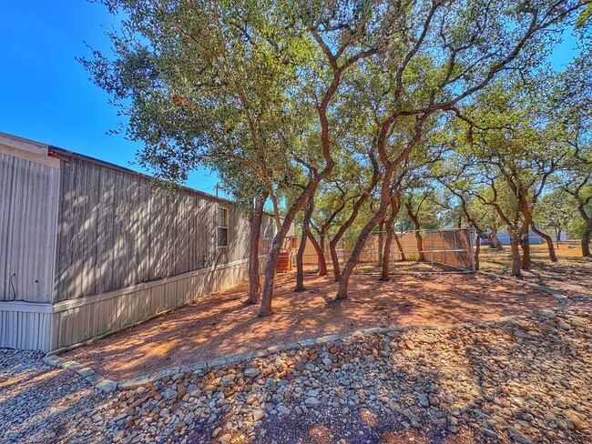 Building Photo - Very Cute 2/2 With Lake Access and Ammenities