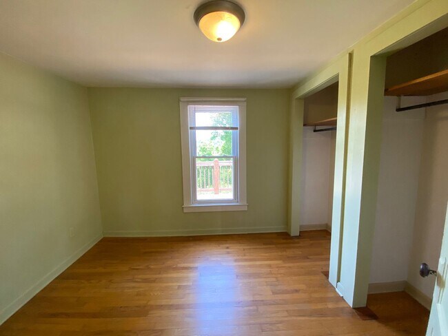 Building Photo - Woodfin - 1920's Cottage