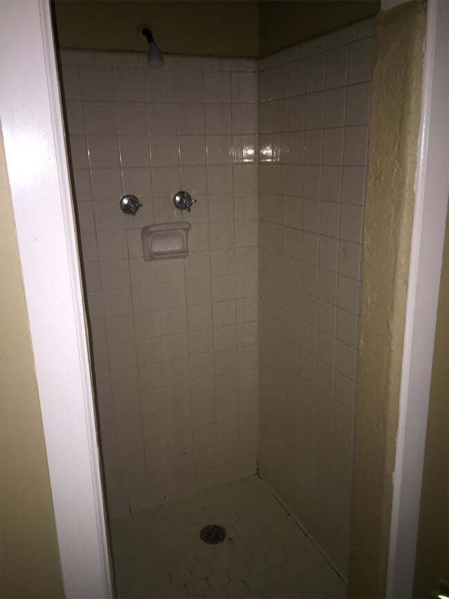 Building Photo - 3895 St Elmo Ave