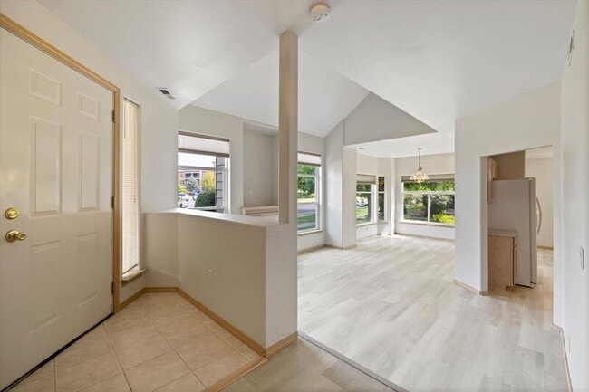 Building Photo - 423 Columbia Point Dr