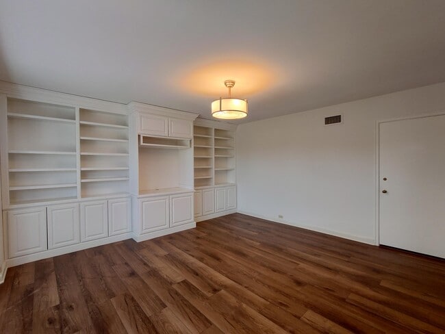 Building Photo - 3200 E Hampshire St