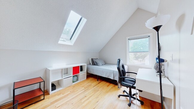 Building Photo - 6 Bedroom Apartment in Science Hill, close to downtown! (Laundry In Unit)