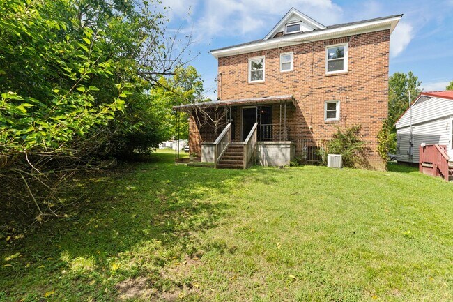 Building Photo - 516 N Center St