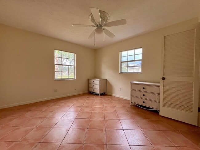 Building Photo - 3 bed/ 2 bath Beauty!