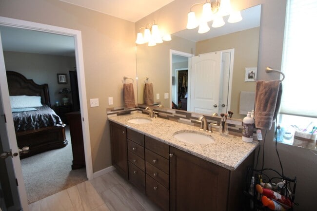 Building Photo - Amazing 4bdrm home in Forest Lakes