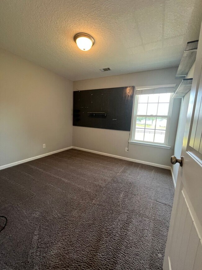 Building Photo - Spacious 4-Bedroom Pet Friendly Home with a Serene View - Available for Rent!