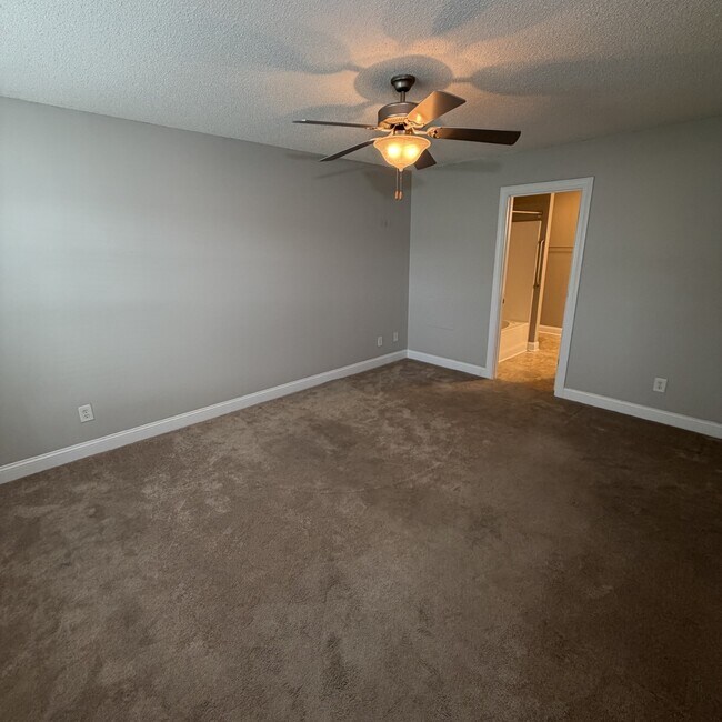 Building Photo - 2552 Saddleback Dr