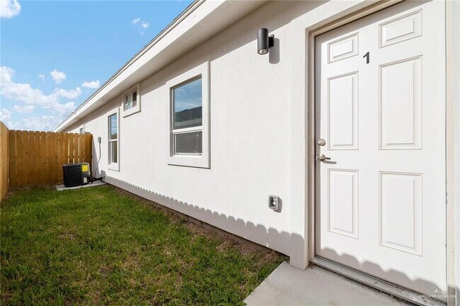 Building Photo - 18 Frio Ave