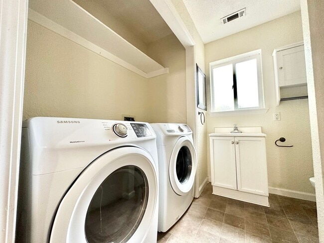 Building Photo - **Pre-Leasing for Summer 2026** Cute 2 Bedroom Home in Avenues