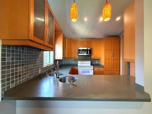 Building Photo - 2343 Fairway Dr