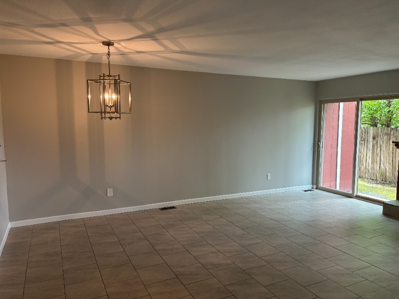 Building Photo - 472 W Rockrimmon Blvd