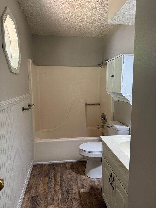 Building Photo - Cute, refreshed home on quiet cul de sac.