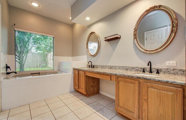 Building Photo - 5339 Holly View Dr