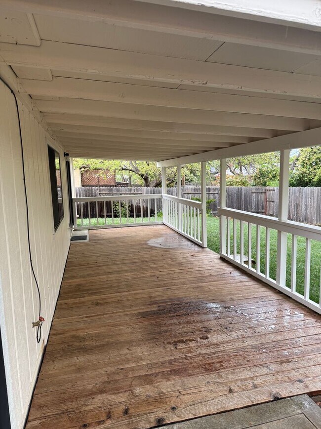 Building Photo - 3-bedroom, 2-bathroom home in great neighborhood!