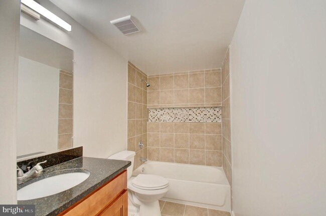 Building Photo - 565 W Diamond Ave