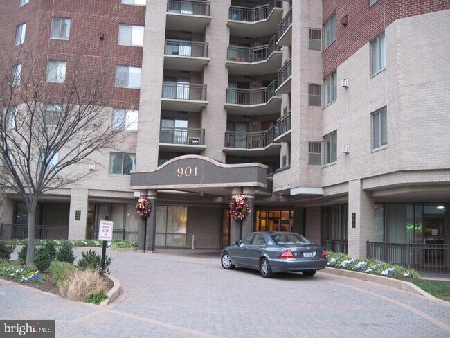 Building Photo - 901 N Monroe St