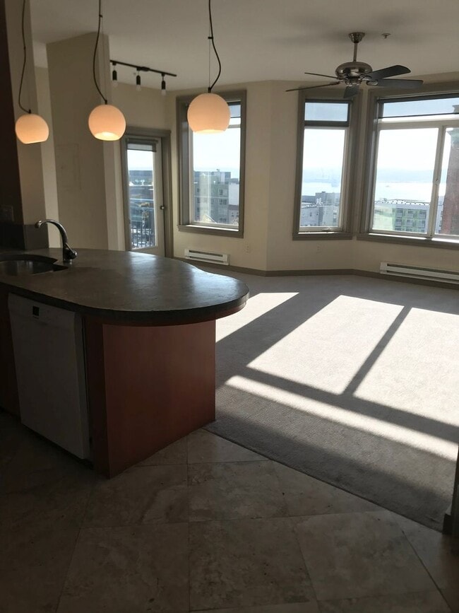 Building Photo - Belltown Court 2 Bedroom 2 Bath Condo with...