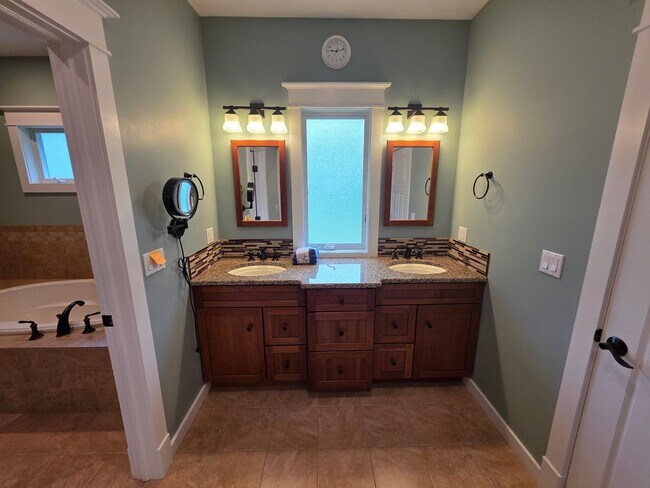 Building Photo - Luxurious 3-Bedroom Home in Poughquag, NY
