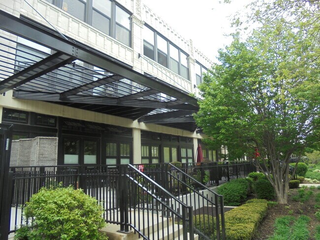 Building Photo - 1150 W 15th St