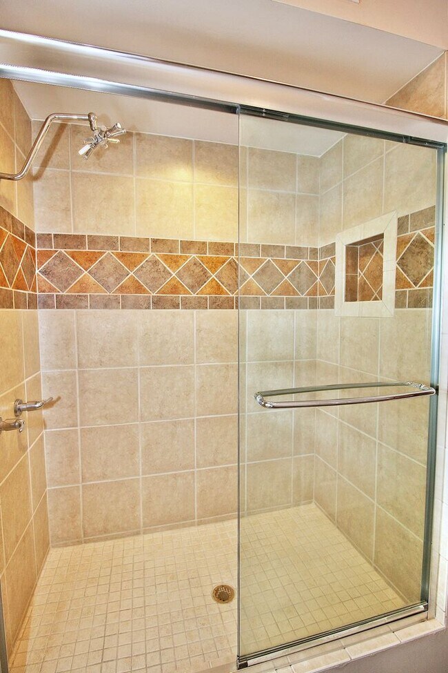 Building Photo - Townhome in South Park for Rent!