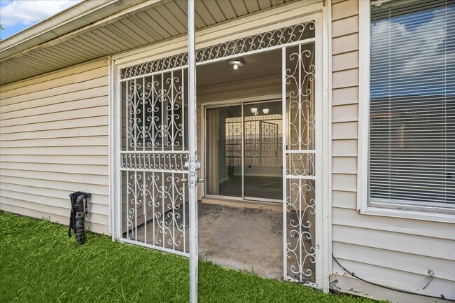 Building Photo - 10143 Towne Mist Dr