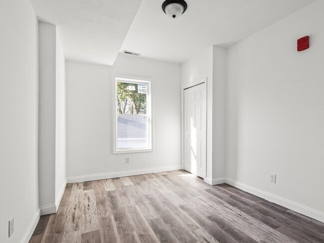 Building Photo - 42 William St