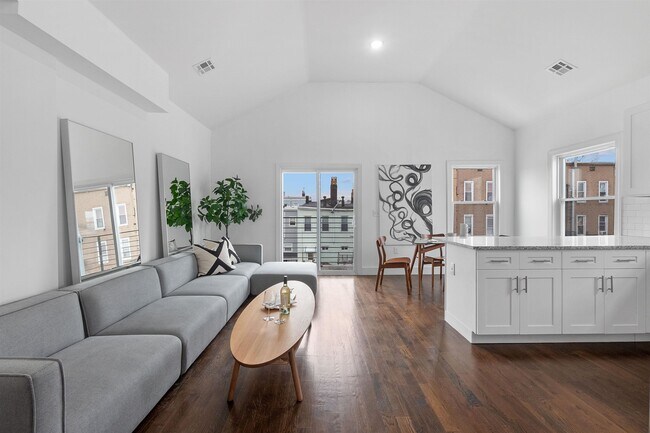 Primary Photo - 111 Charles St