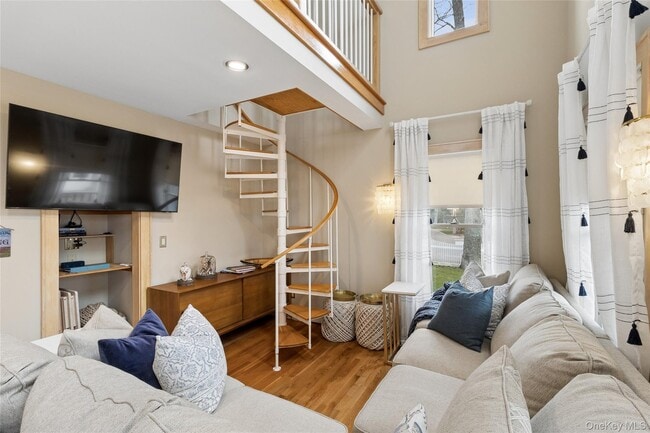 Building Photo - 1050 Pine Ave